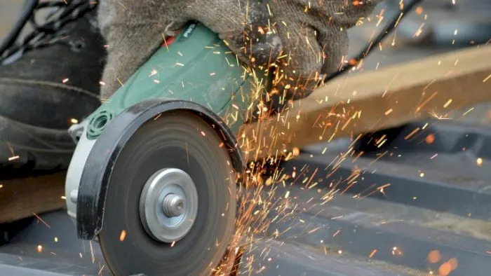 Vinkelsliper som kutter metall med gnister